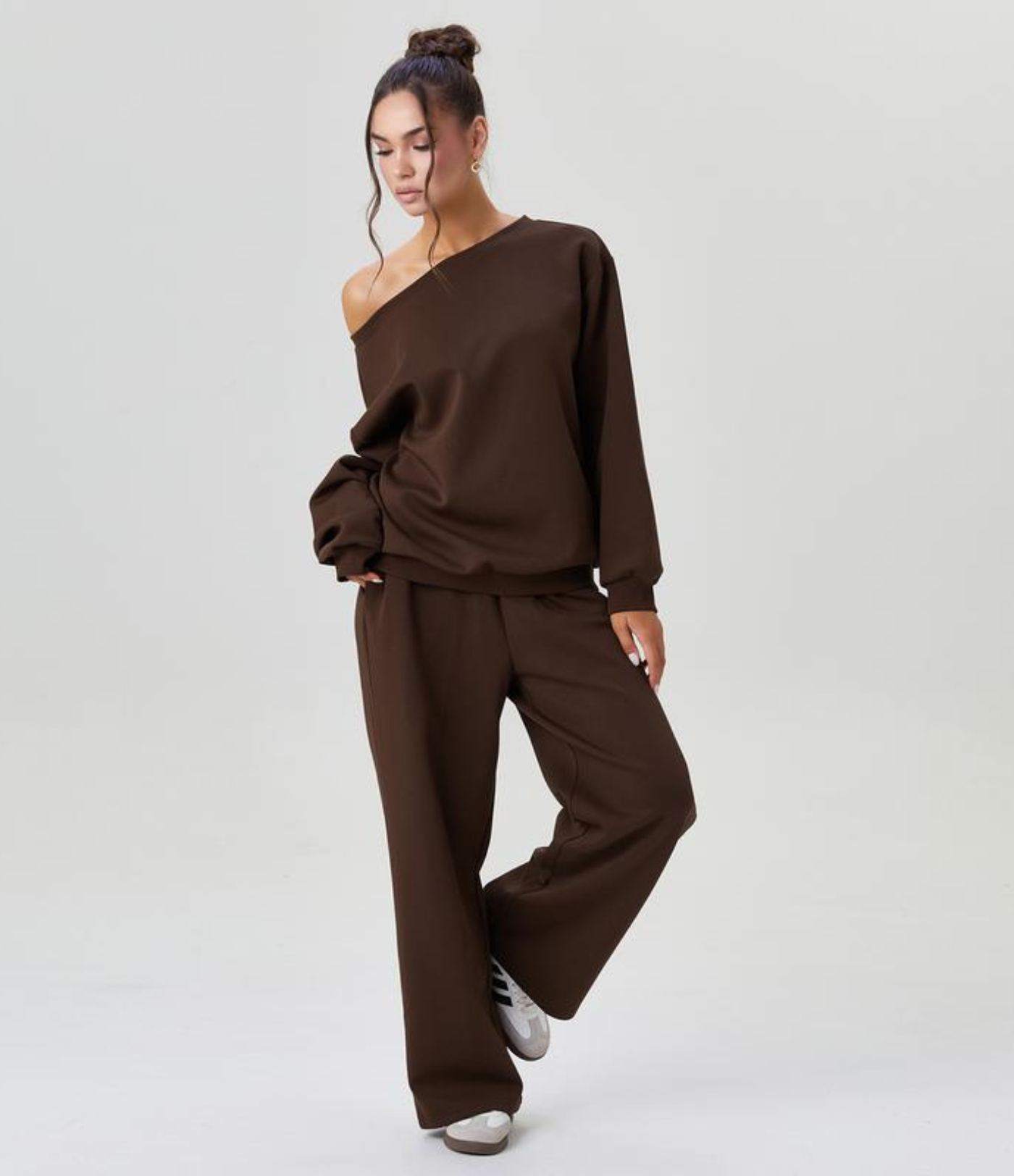 Avslappet lounge-sett med løs topp og vide bukseben