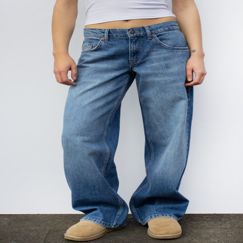 Casual jeans med middels midje og flere lommer