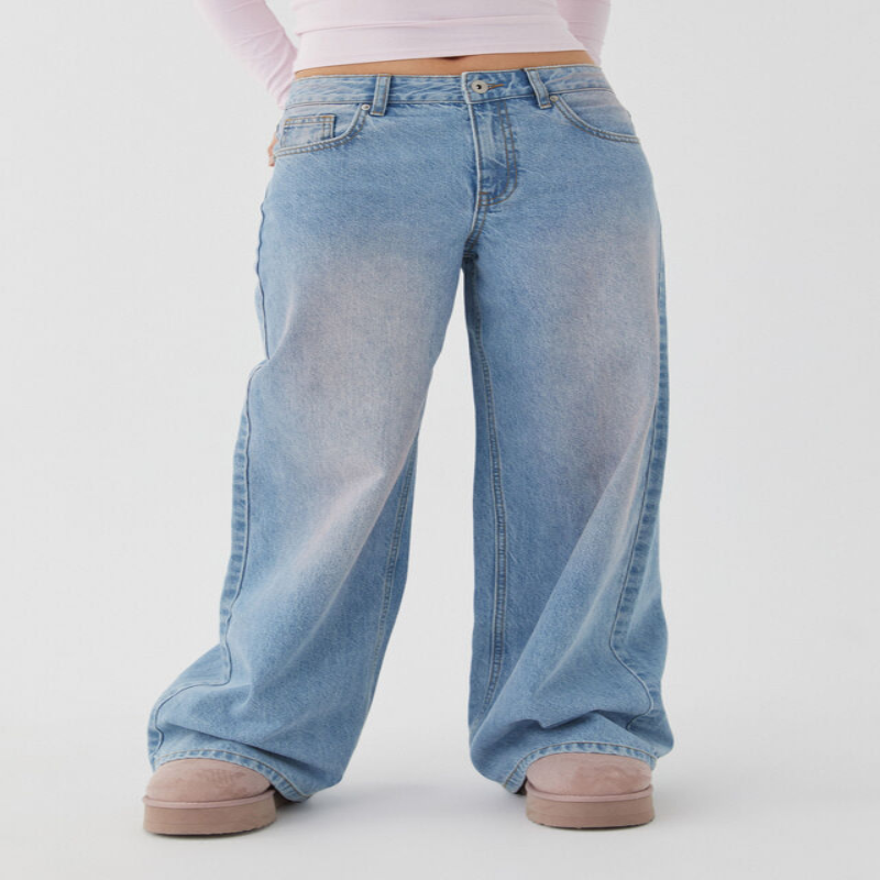 Casual jeans med middels midje og flere lommer