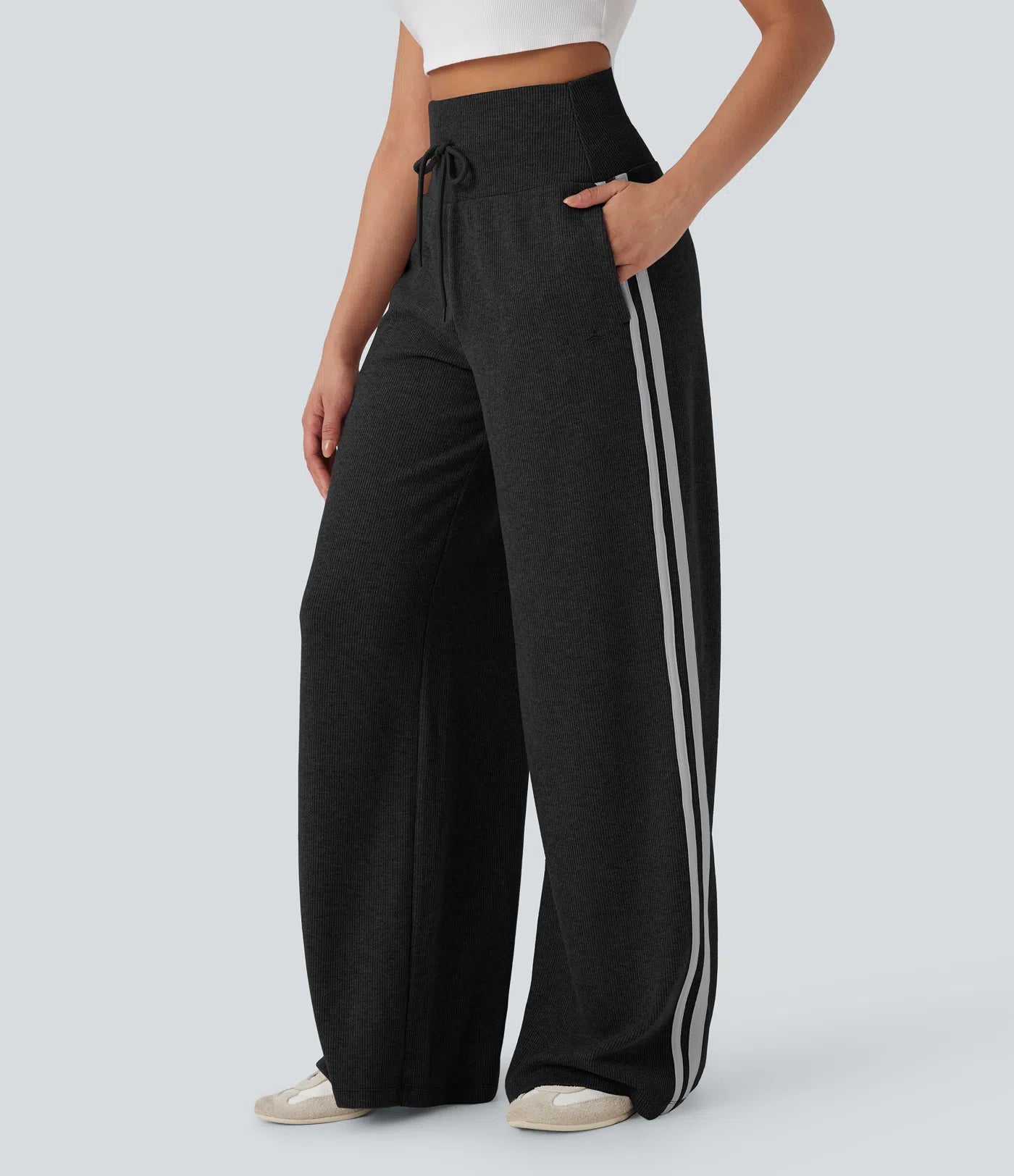 Høytlivede ribbestrikkede bukser med vide ben