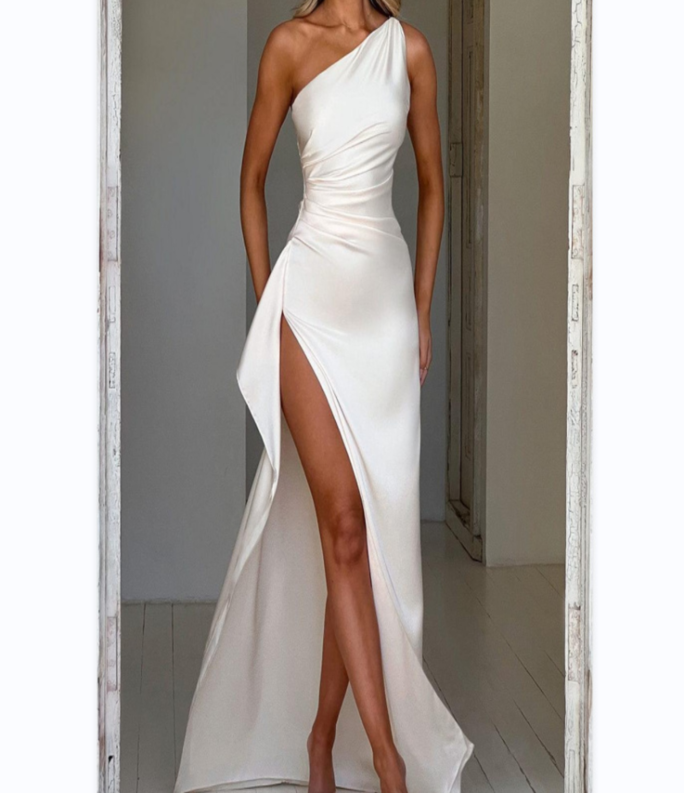 Nordyx™Elegant énskulders sateng maxikjole med høyt splitt