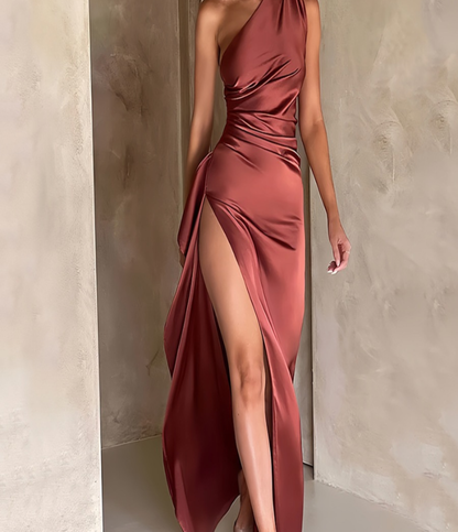 Nordyx™Elegant énskulders sateng maxikjole med høyt splitt