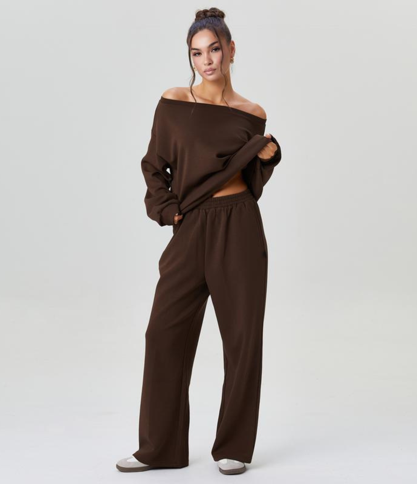 Avslappet lounge-sett med løs topp og vide bukseben