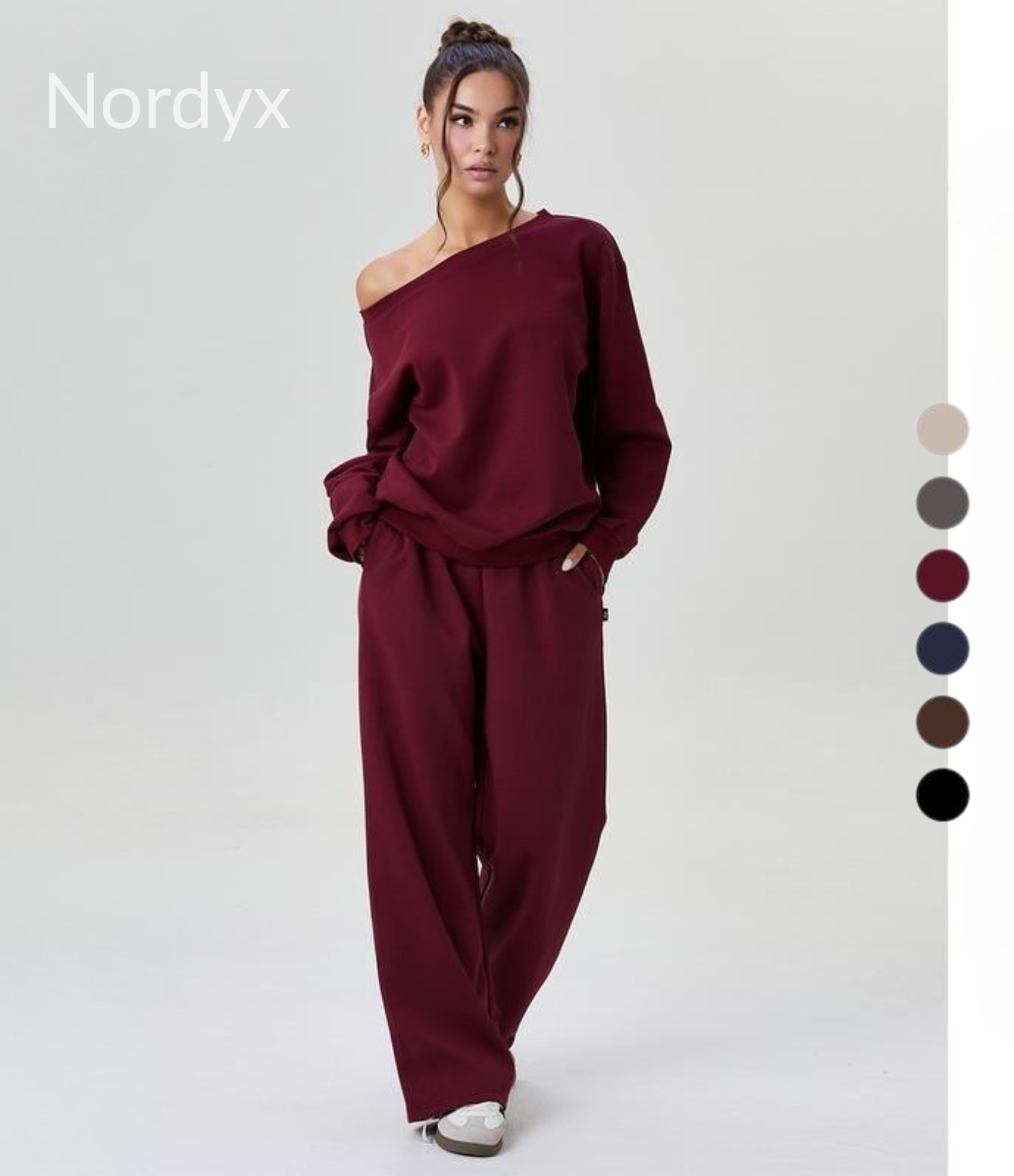 Avslappet lounge-sett med løs topp og vide bukseben