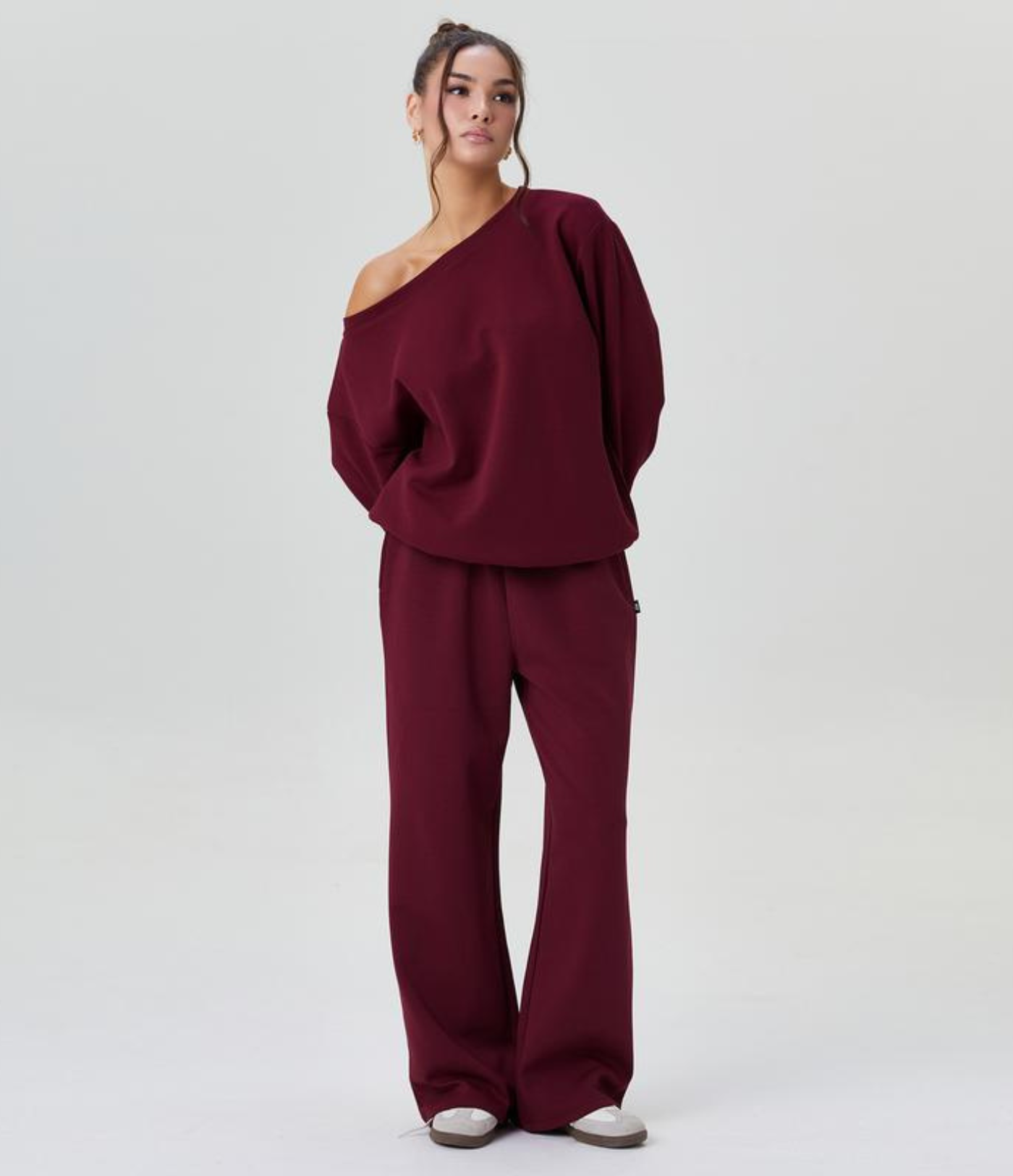 Avslappet lounge-sett med løs topp og vide bukseben